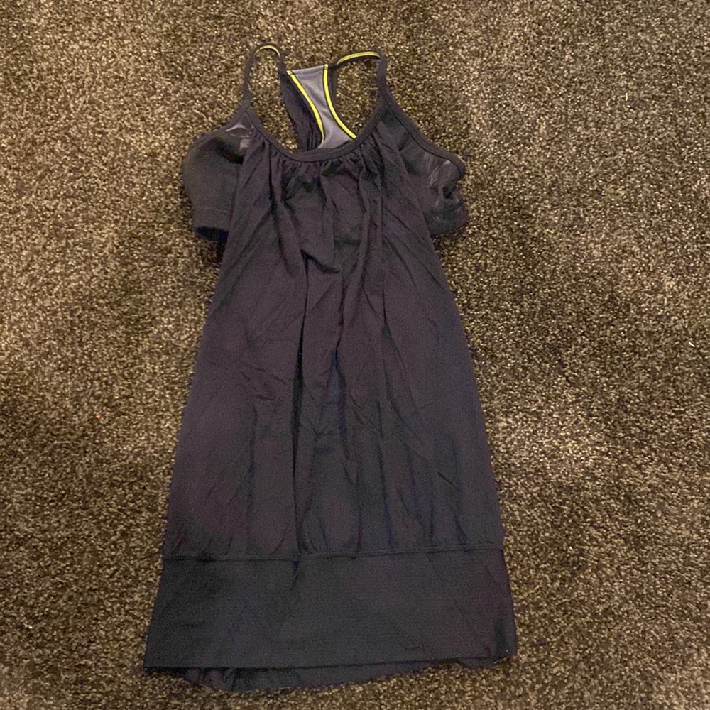 Lululemon Black Activewear top with built in bra size 4